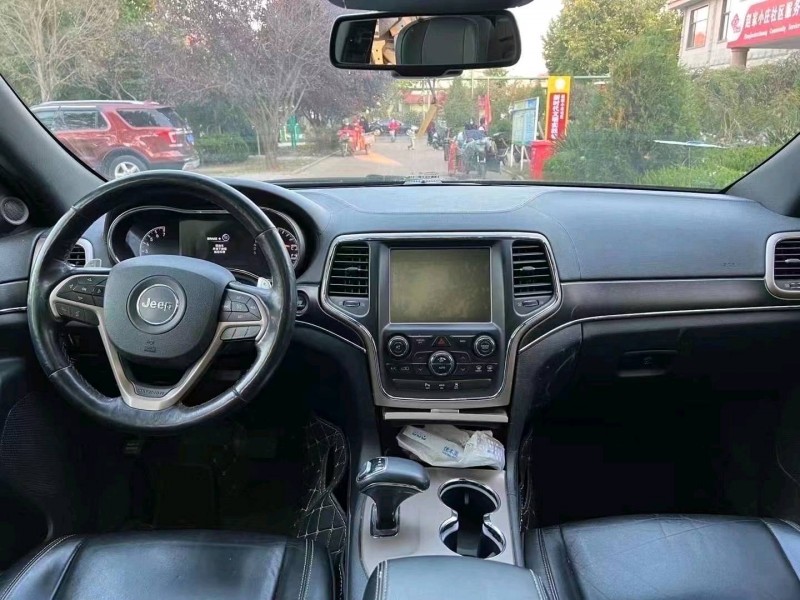 青岛15年Jeep大切诺基4