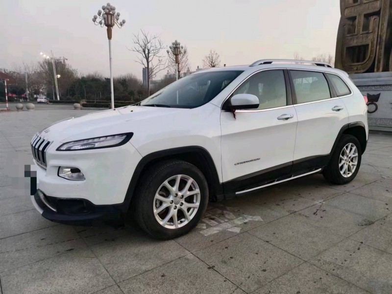 枣庄18年Jeep自由光2