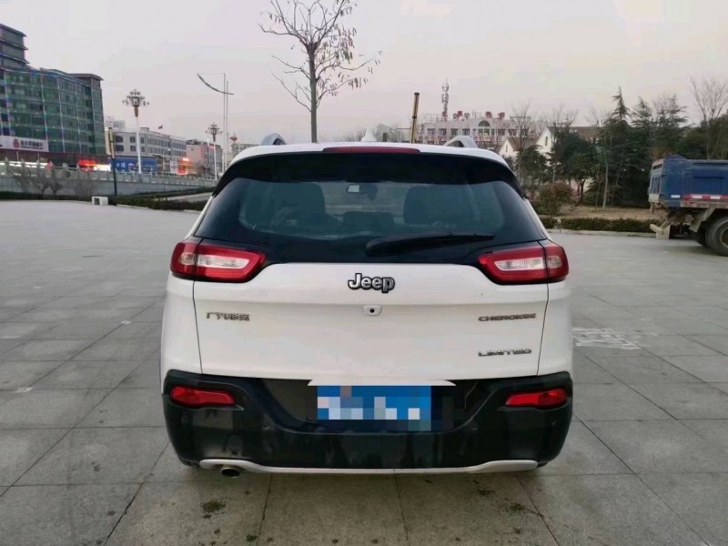 枣庄18年Jeep自由光3