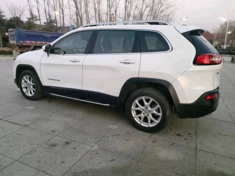 枣庄18年Jeep自由光5