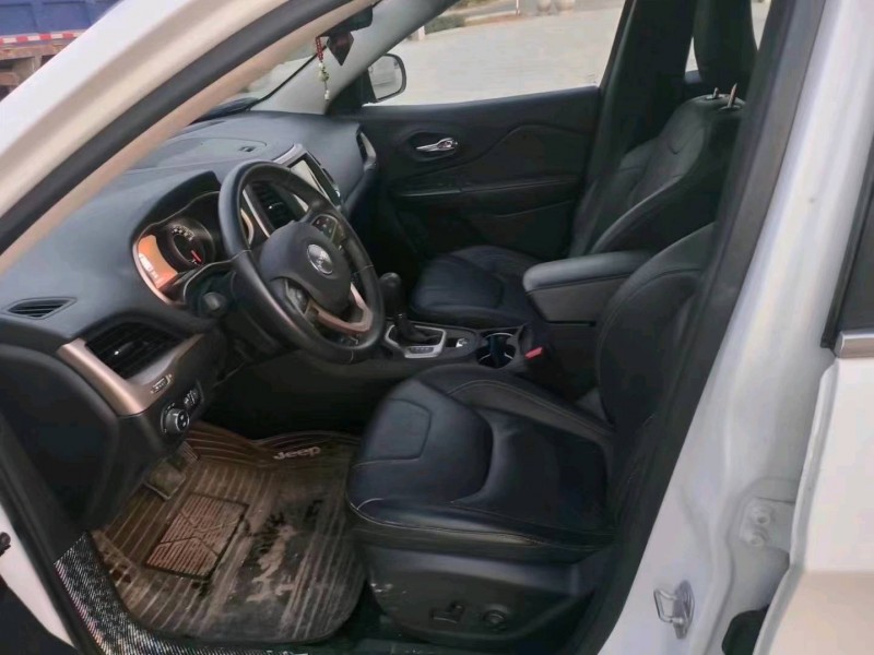 枣庄18年Jeep自由光7