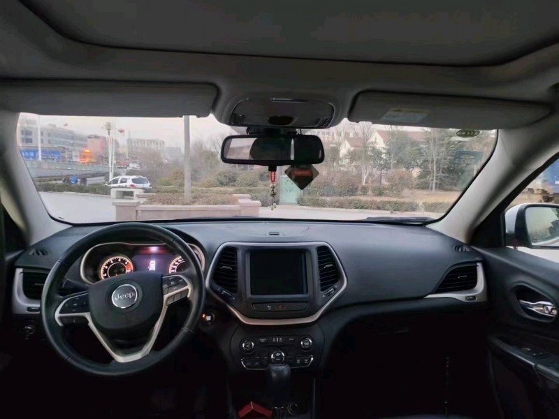 枣庄18年Jeep自由光9