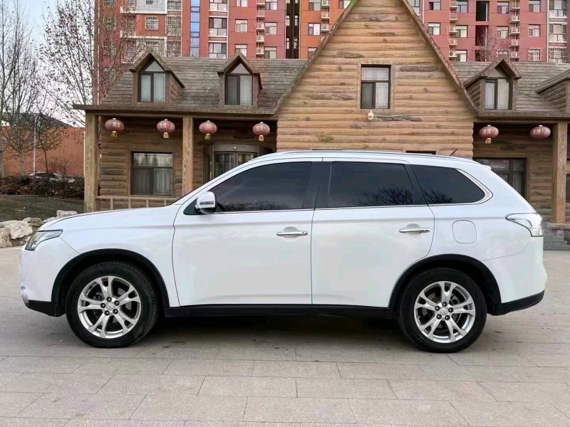 邯郸14年三菱欧蓝德8