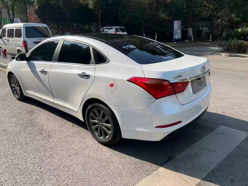 宜昌15年现代名图1