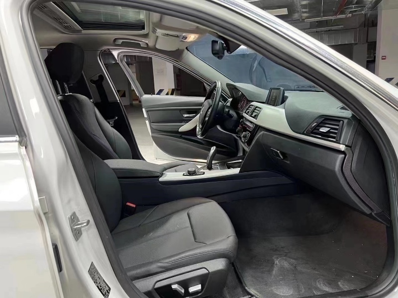 成都16年宝马3系8