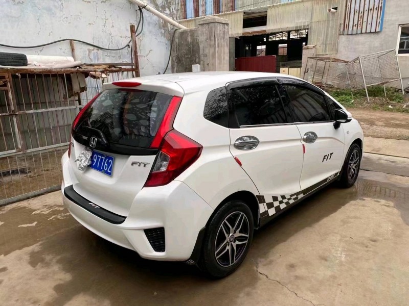 青岛16年本田飞度9