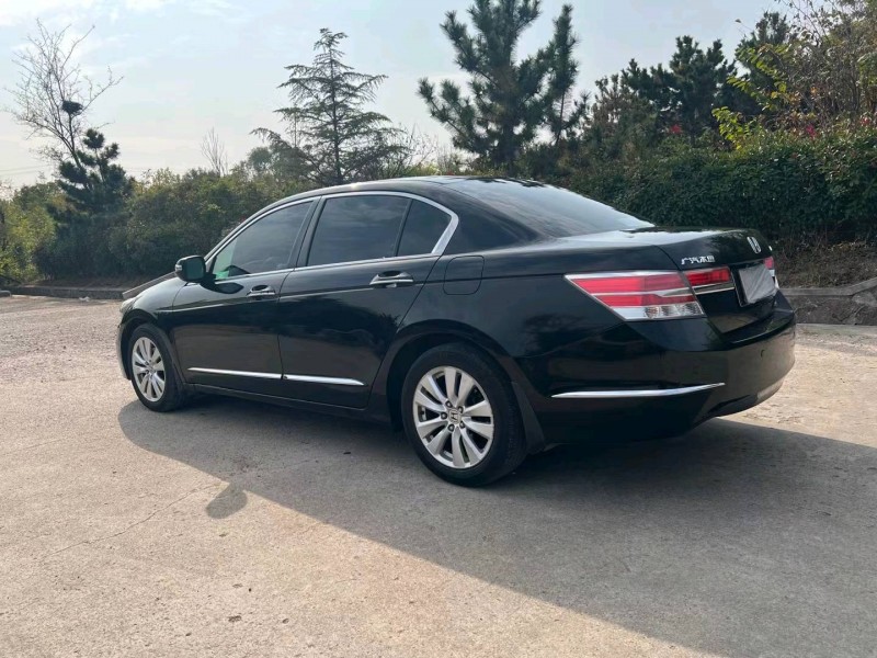 青岛13年本田雅阁8