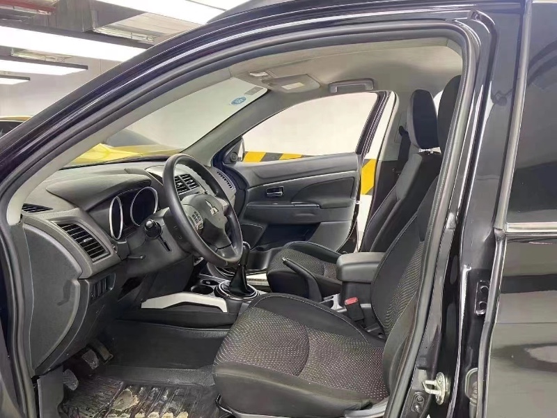 成都14年三菱劲炫8