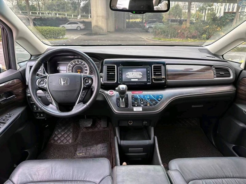 嘉兴18年本田艾力绅8