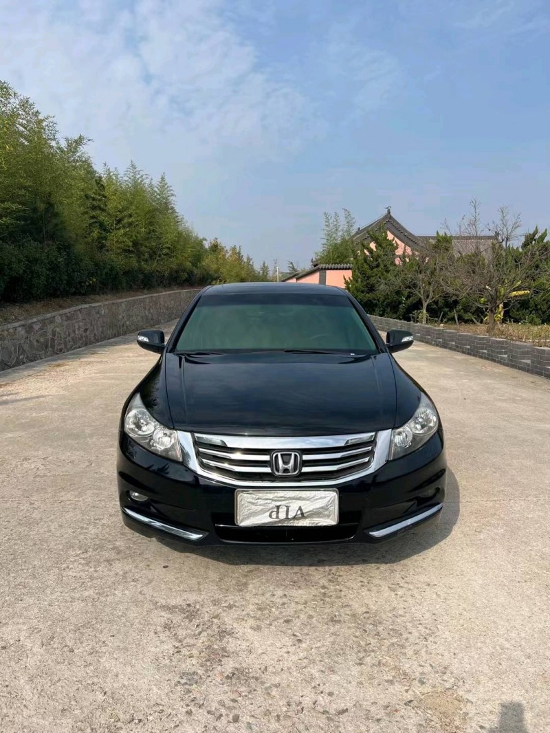 青岛13年本田雅阁1