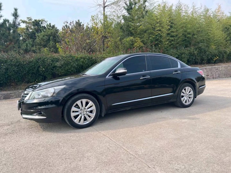 青岛13年本田雅阁2