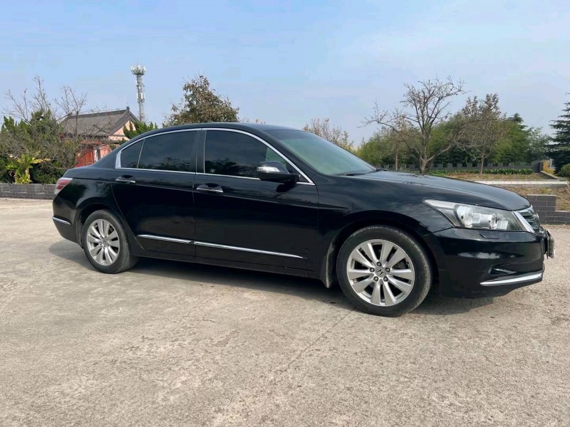 青岛13年本田雅阁3