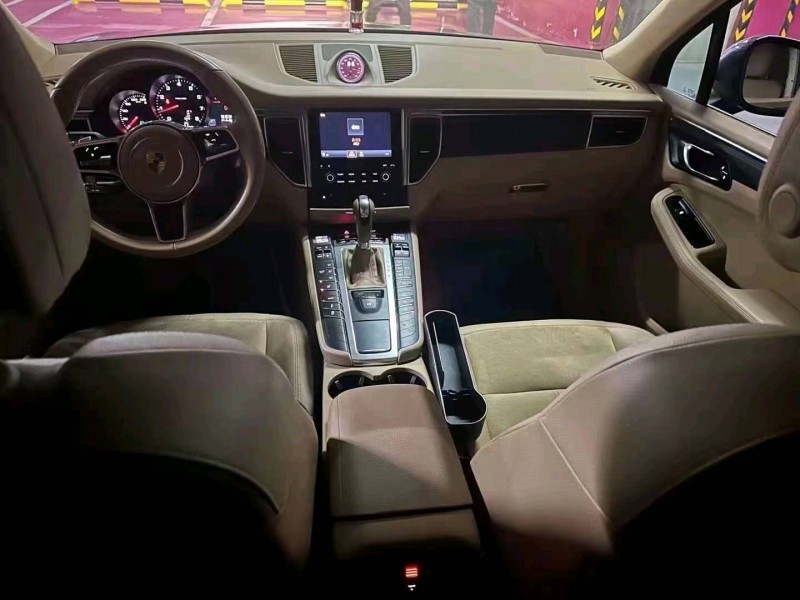 白银16年保时捷Macan3