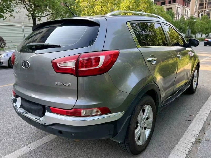 济南13年起亚智跑8