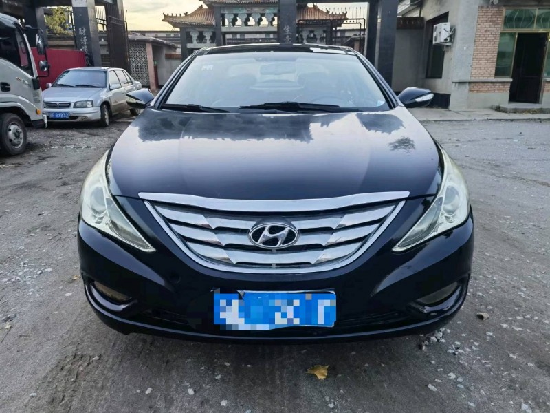 保定13年现代索纳塔八1