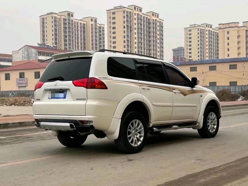 北京14年三菱帕杰罗8