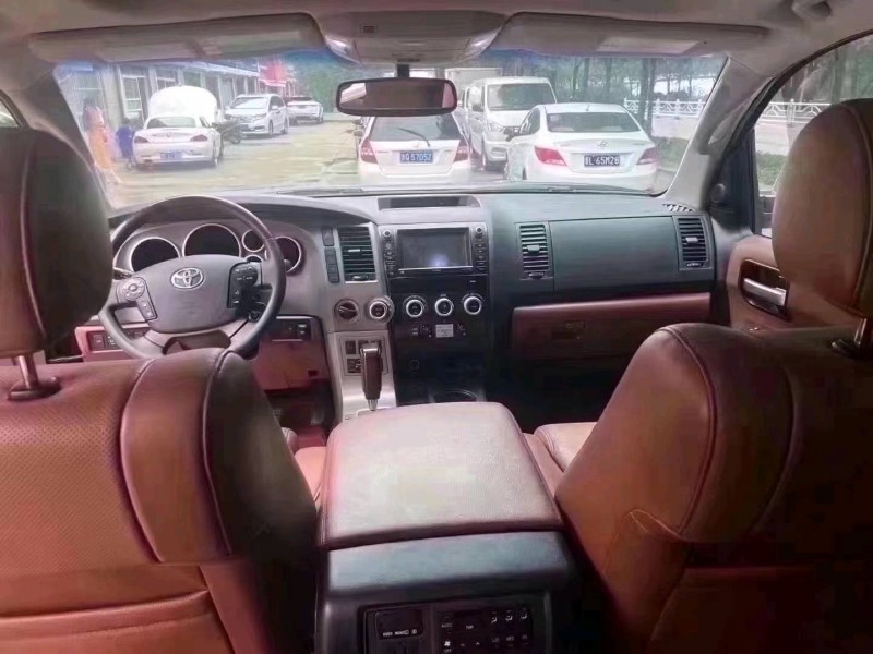 北京12年丰田红杉8