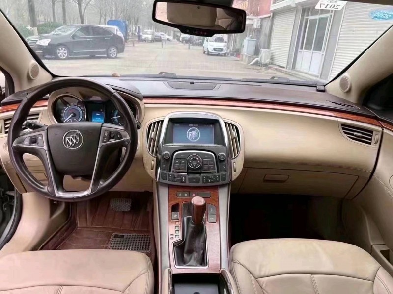 北京10年别克君越8