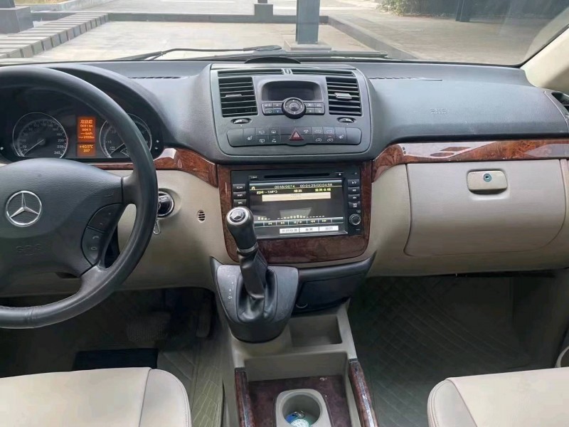 青岛12年奔驰唯雅诺4