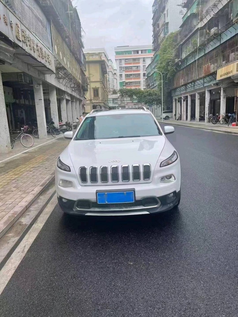 汕頭18年Jeep自由光9
