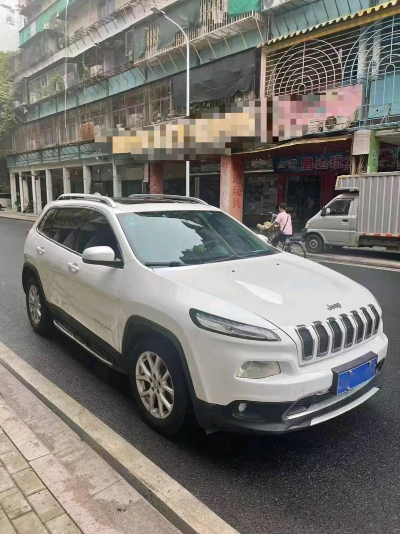 汕頭18年Jeep自由光8