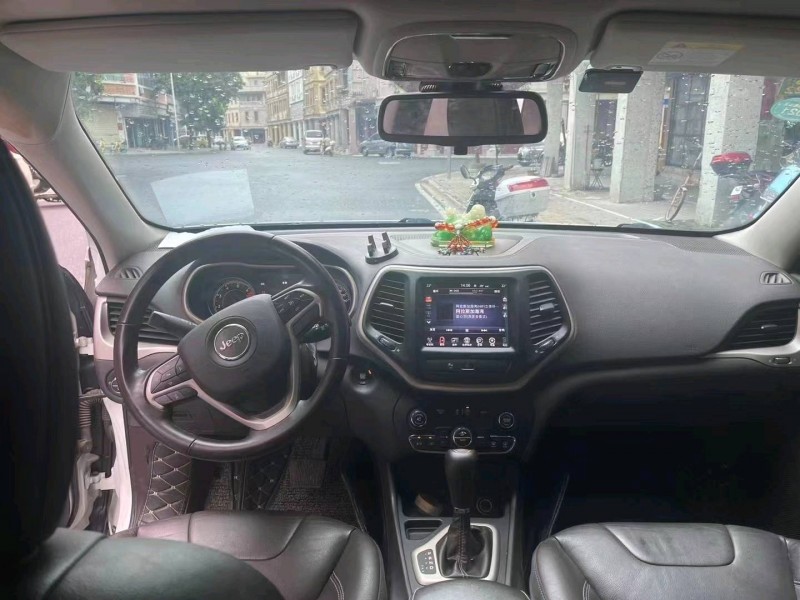 汕頭18年Jeep自由光5