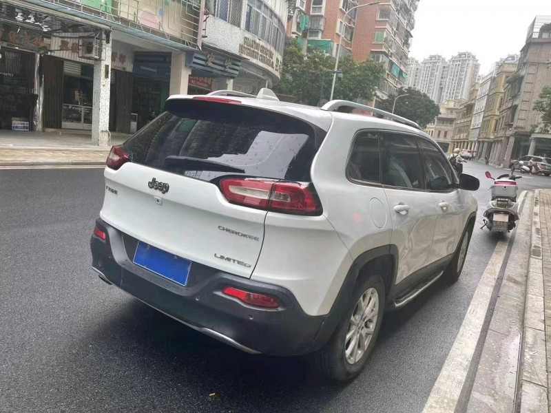 汕頭18年Jeep自由光3