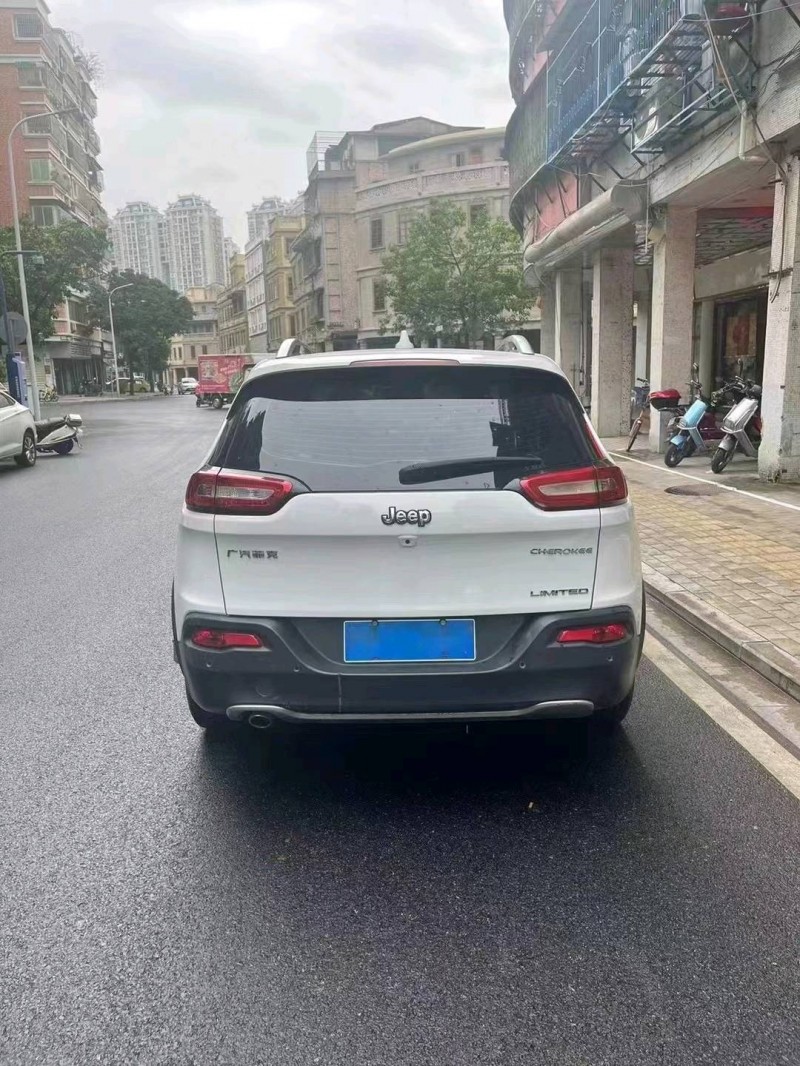 汕頭18年Jeep自由光1