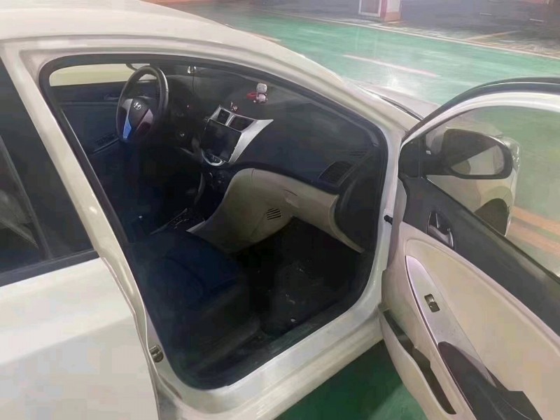 济南17年现代瑞纳8