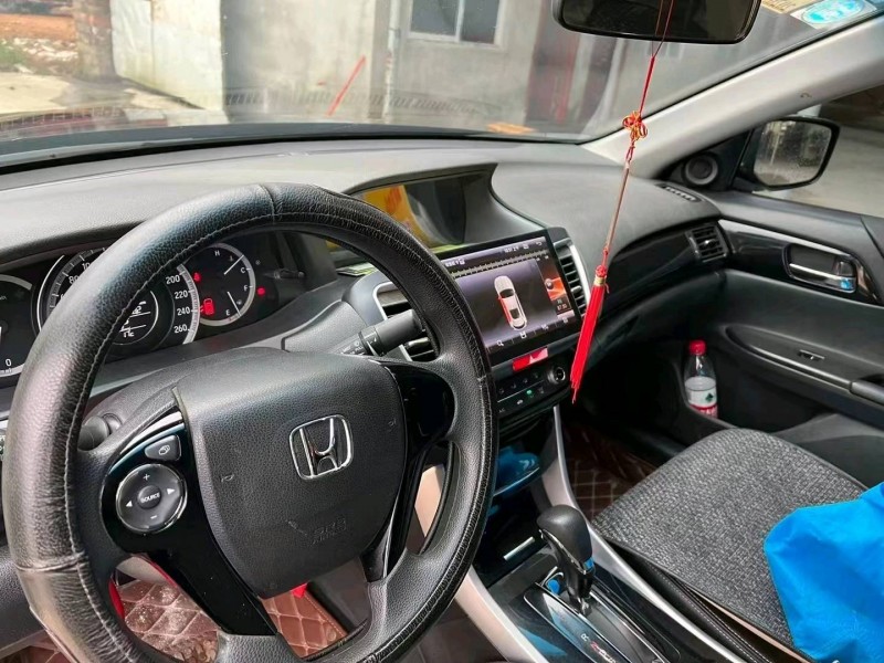 成都16年本田雅阁2