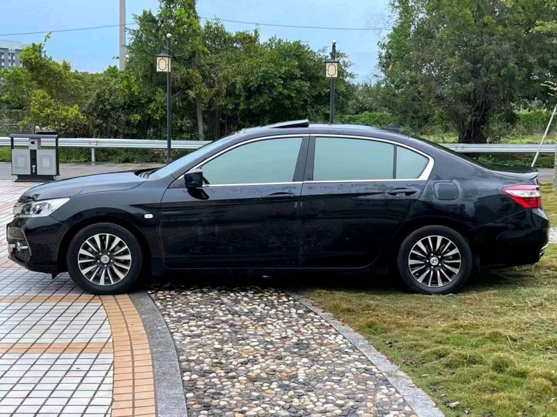 珠海16年本田雅阁9