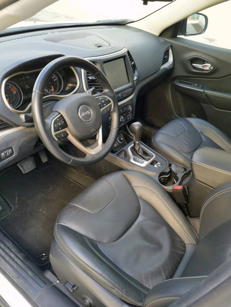 青岛18年Jeep自由光4