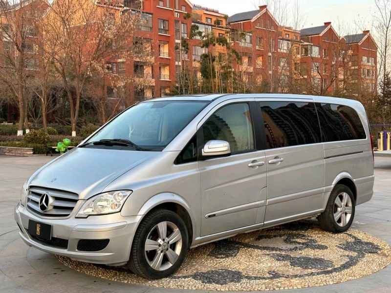 青岛11年奔驰唯雅诺2