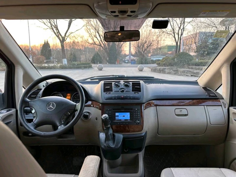 青岛11年奔驰唯雅诺4