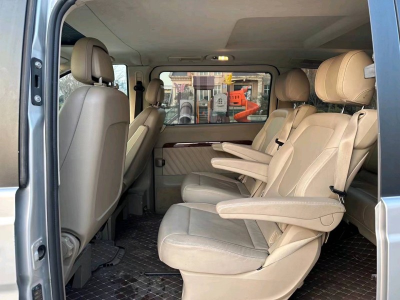 青岛11年奔驰唯雅诺5