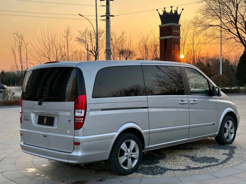 青岛11年奔驰唯雅诺8