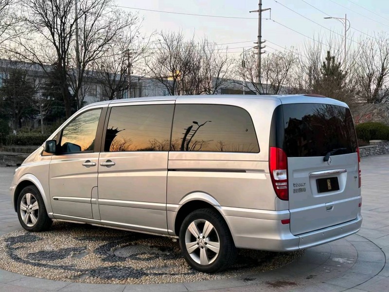 青岛11年奔驰唯雅诺7