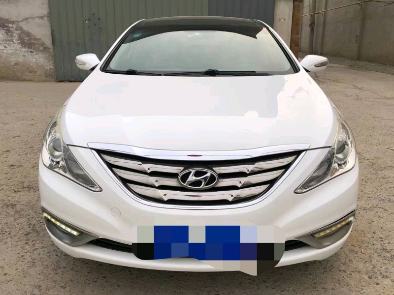 保定12年现代索纳塔八1