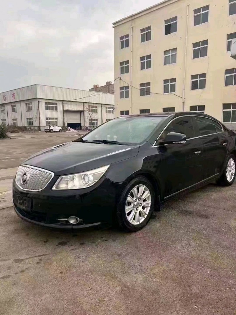 济宁10年别克君越2