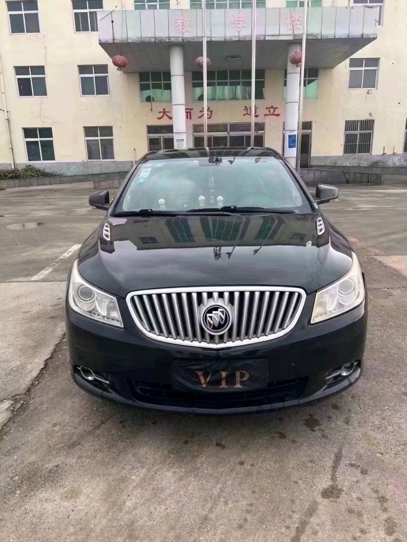 济宁10年别克君越1