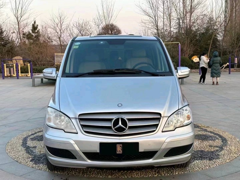 青岛11年奔驰唯雅诺1