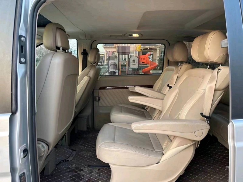 青岛11年奔驰唯雅诺5