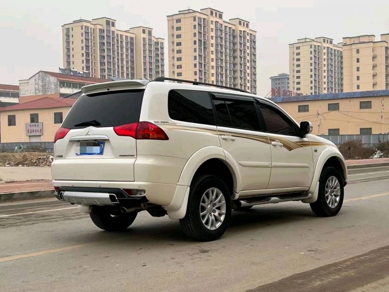 北京14年三菱帕杰罗8