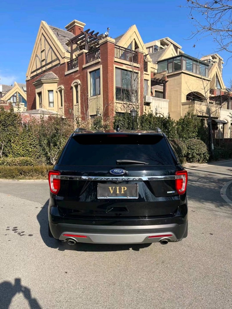 青岛17年福特探险者9