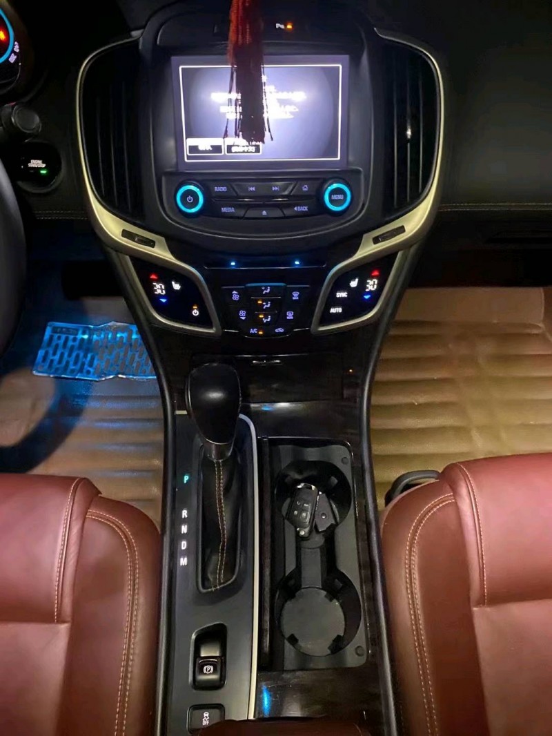 青岛15年别克君越8