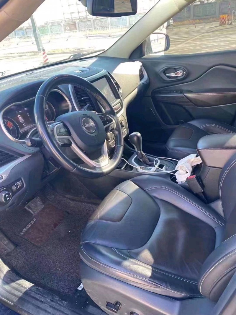 邯郸19年Jeep自由光3