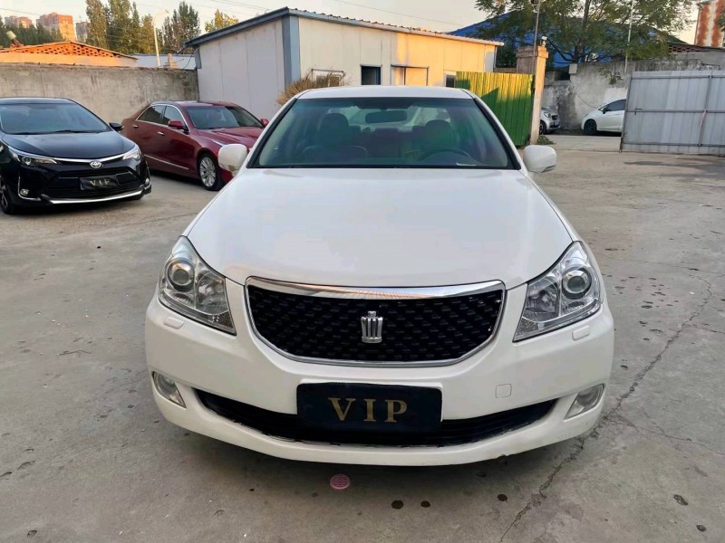 济宁10年丰田皇冠1