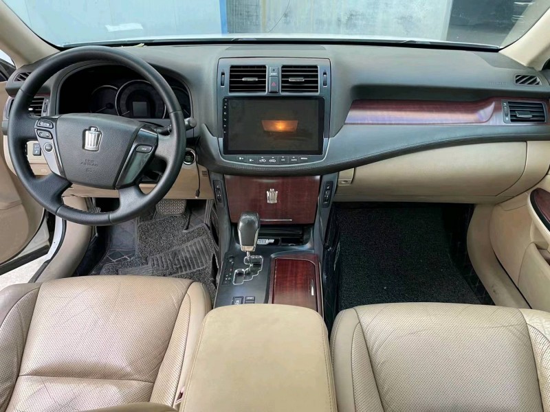 济宁10年丰田皇冠4