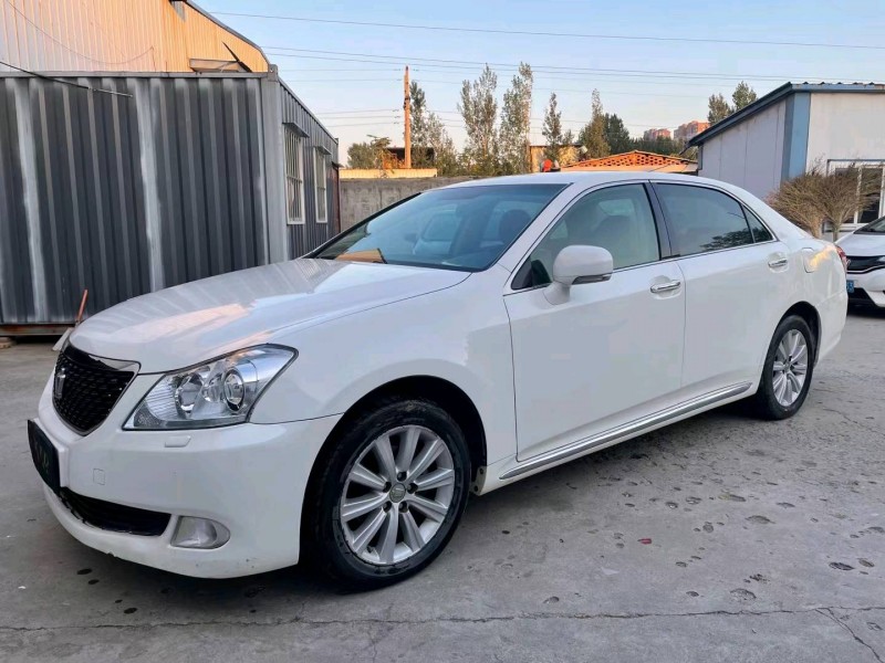 济宁10年丰田皇冠3