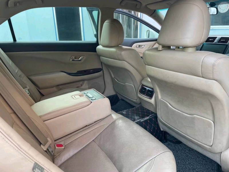 济宁10年丰田皇冠6